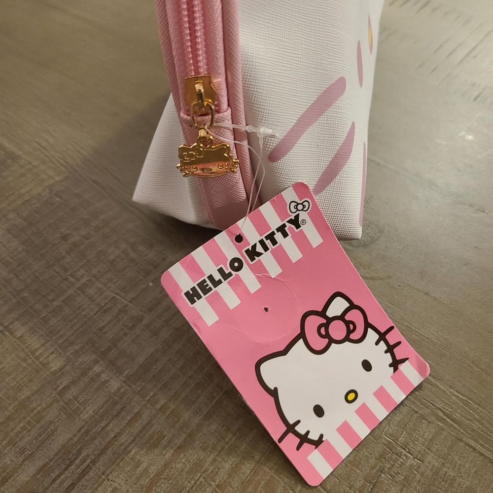 Hello Kitty Pink Carry Case w/ LED Makeup Mirror and Cosmetic Bag Set - Picture 5 of 9